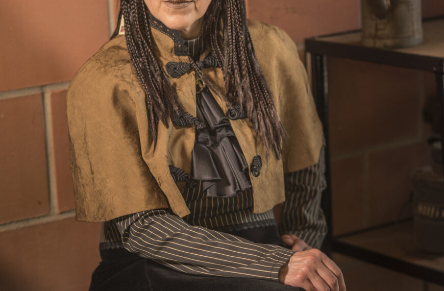Steampunk Pelerine mit Posamentenverschlüssen